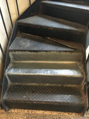 ビリヤニ屋の階段1