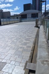 なんばパークスサウス縞板